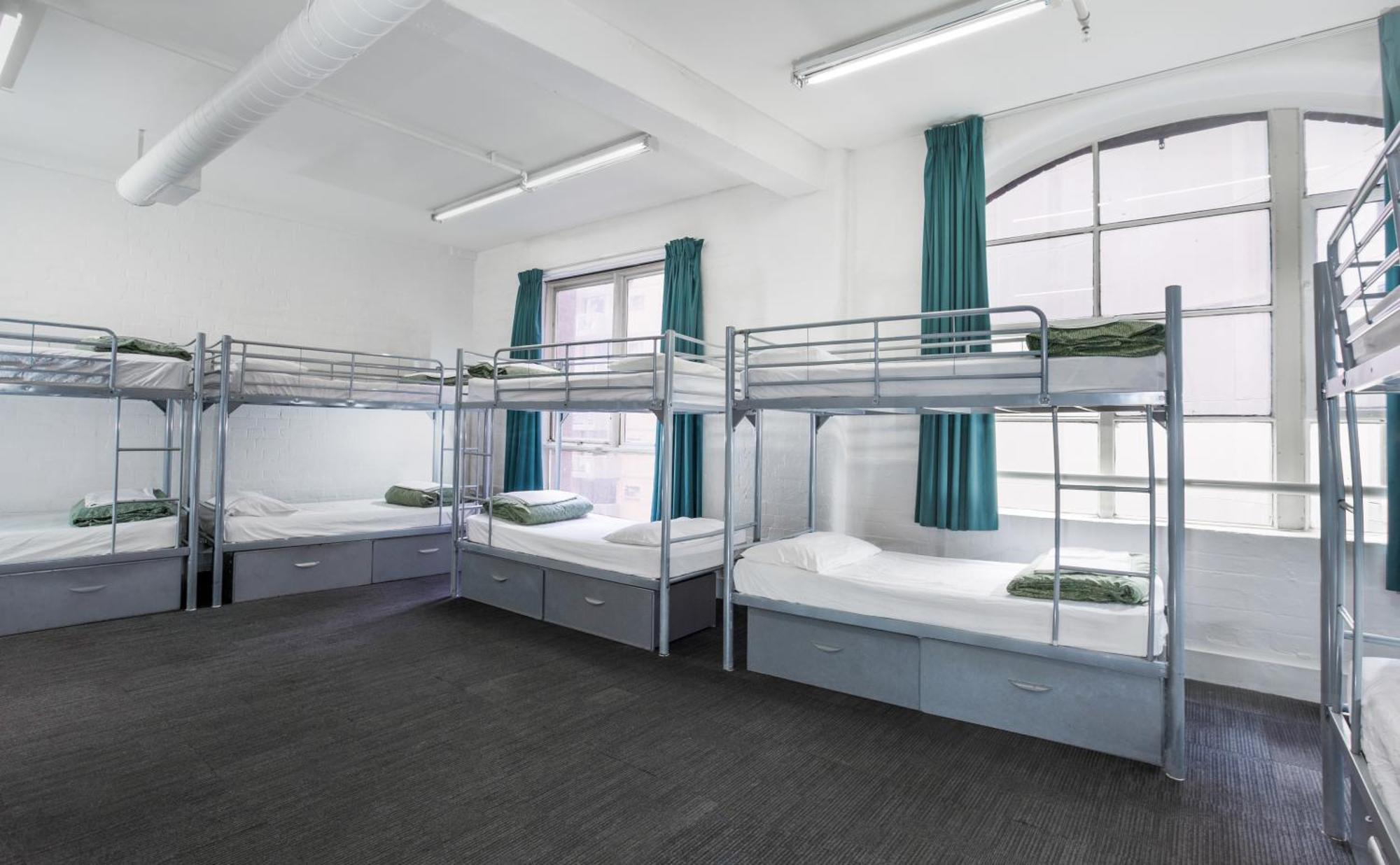 Bett im gemischten 10-Bett-Schlafsaal mit Gemeinschaftsbad