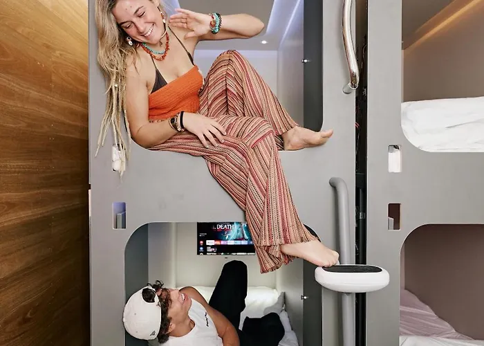 Hostel Urban Nomad Potts Point - 18 To 39 Only Sydney